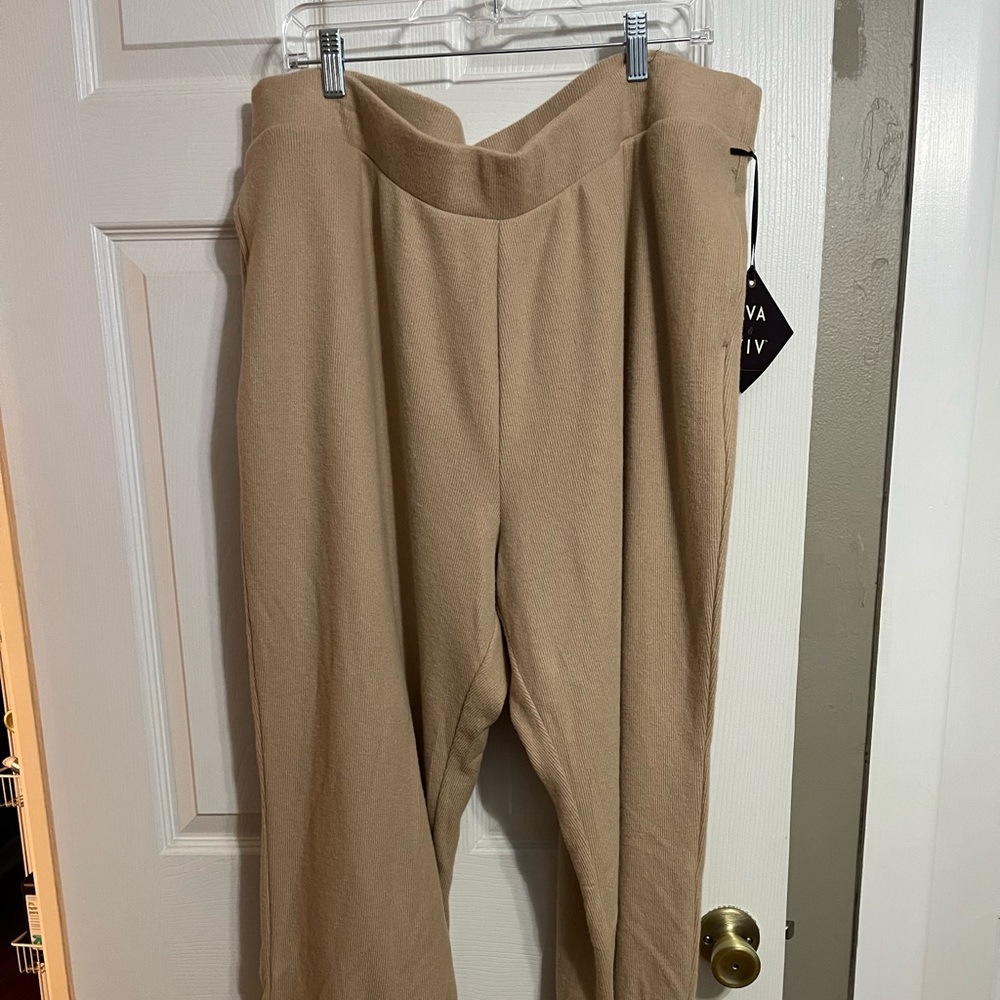 Brand New Ava & Viv Ripped Cropped Straight Leg Pant